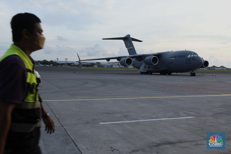 Pesawat angkut militer US Air Force berjenis Boeing C-17 Globemaster III di KTT G20 Bali Pesawat angkut militer US Air Force berjenis Boeing C-17 Globemaster III bernomor registrasi 02-1089 terparkir di Bandar Udara I Gusti Ngurah Rai, Badung, Bali, Kamis (10/11/2022). Kedatangan pesawat tersebut sebagai persiapan AS untuk mengikuti KTT G20 di Bali pada 15-16 November 2022. (CNBC Indonesia/ Tri Susilo)