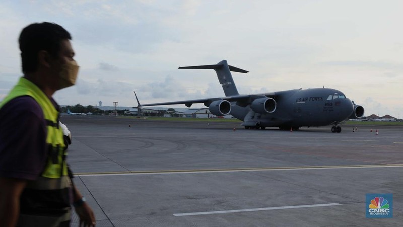 Pesawat angkut militer US Air Force berjenis Boeing C-17 Globemaster III bernomor registrasi 02-1089 terparkir di Bandar Udara I Gusti Ngurah Rai, Badung, Bali, Kamis (10/11/2022). Kedatangan pesawat tersebut sebagai persiapan AS untuk mengikuti KTT G20 di Bali pada 15-16 November 2022. (CNBC Indonesia/ Tri Susilo)
