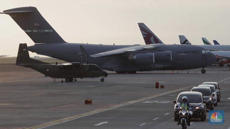 Pesawat angkut militer US Air Force berjenis Boeing C-17 Globemaster III bernomor registrasi 02-1089 terparkir di Bandar Udara I Gusti Ngurah Rai, Badung, Bali, Kamis (10/11/2022). Kedatangan pesawat tersebut sebagai persiapan AS untuk mengikuti KTT G20 di Bali pada 15-16 November 2022. (CNBC Indonesia/ Tri Susilo)