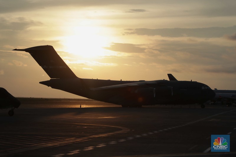 Pesawat angkut militer US Air Force berjenis Boeing C-17 Globemaster III bernomor registrasi 02-1089 terparkir di Bandar Udara I Gusti Ngurah Rai, Badung, Bali, Kamis (10/11/2022). Kedatangan pesawat tersebut sebagai persiapan AS untuk mengikuti KTT G20 di Bali pada 15-16 November 2022. (CNBC Indonesia/ Tri Susilo)