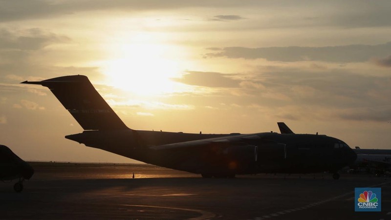 Pesawat angkut militer US Air Force berjenis Boeing C-17 Globemaster III bernomor registrasi 02-1089 terparkir di Bandar Udara I Gusti Ngurah Rai, Badung, Bali, Kamis (10/11/2022). Kedatangan pesawat tersebut sebagai persiapan AS untuk mengikuti KTT G20 di Bali pada 15-16 November 2022. (CNBC Indonesia/ Tri Susilo)