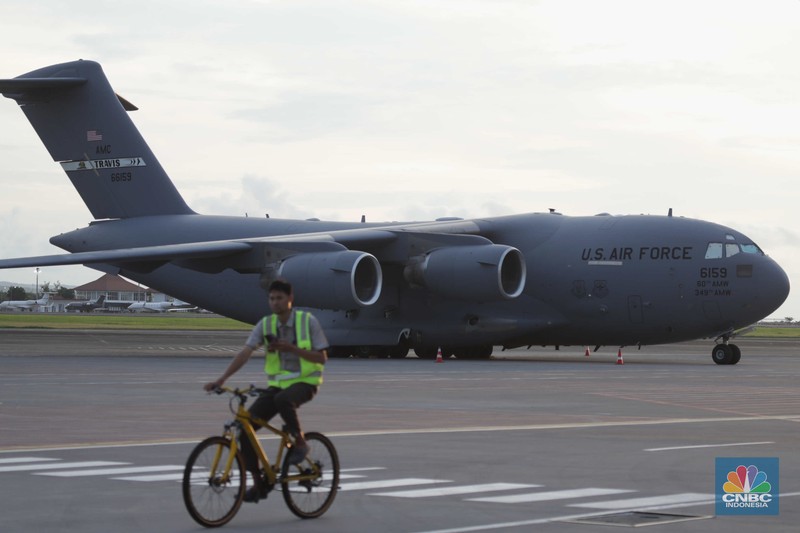 Pesawat angkut militer US Air Force berjenis Boeing C-17 Globemaster III bernomor registrasi 02-1089 terparkir di Bandar Udara I Gusti Ngurah Rai, Badung, Bali, Kamis (10/11/2022). Kedatangan pesawat tersebut sebagai persiapan AS untuk mengikuti KTT G20 di Bali pada 15-16 November 2022. (CNBC Indonesia/ Tri Susilo)