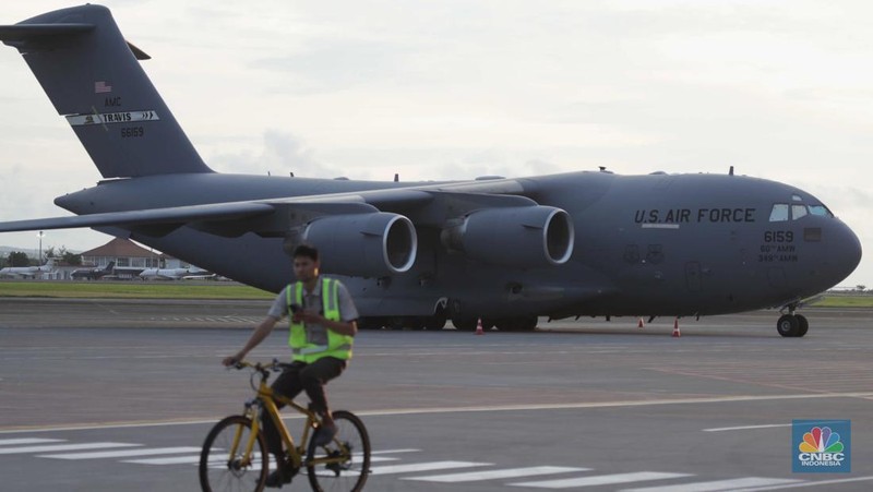 Pesawat angkut militer US Air Force berjenis Boeing C-17 Globemaster III bernomor registrasi 02-1089 terparkir di Bandar Udara I Gusti Ngurah Rai, Badung, Bali, Kamis (10/11/2022). Kedatangan pesawat tersebut sebagai persiapan AS untuk mengikuti KTT G20 di Bali pada 15-16 November 2022. (CNBC Indonesia/ Tri Susilo)