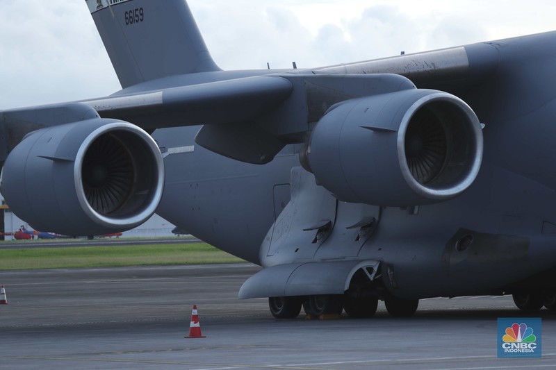 Pesawat angkut militer US Air Force berjenis Boeing C-17 Globemaster III di KTT G20 Bali Pesawat angkut militer US Air Force berjenis Boeing C-17 Globemaster III bernomor registrasi 02-1089 terparkir di Bandar Udara I Gusti Ngurah Rai, Badung, Bali, Kamis (10/11/2022). Kedatangan pesawat tersebut sebagai persiapan AS untuk mengikuti KTT G20 di Bali pada 15-16 November 2022. (CNBC Indonesia/ Tri Susilo)