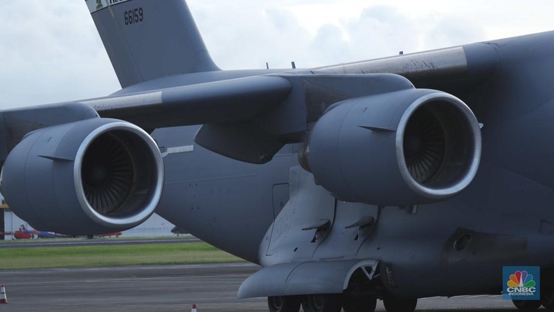Pesawat angkut militer US Air Force berjenis Boeing C-17 Globemaster III bernomor registrasi 02-1089 terparkir di Bandar Udara I Gusti Ngurah Rai, Badung, Bali, Kamis (10/11/2022). Kedatangan pesawat tersebut sebagai persiapan AS untuk mengikuti KTT G20 di Bali pada 15-16 November 2022. (CNBC Indonesia/ Tri Susilo)