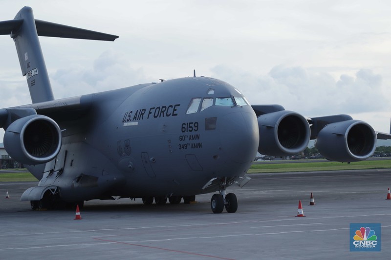 Pesawat angkut militer US Air Force berjenis Boeing C-17 Globemaster III di KTT G20 Bali Pesawat angkut militer US Air Force berjenis Boeing C-17 Globemaster III bernomor registrasi 02-1089 terparkir di Bandar Udara I Gusti Ngurah Rai, Badung, Bali, Kamis (10/11/2022). Kedatangan pesawat tersebut sebagai persiapan AS untuk mengikuti KTT G20 di Bali pada 15-16 November 2022. (CNBC Indonesia/ Tri Susilo)