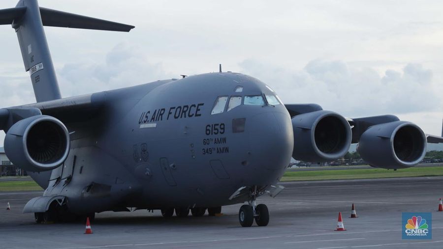 Pesawat angkut militer US Air Force berjenis Boeing C-17 Globemaster III bernomor registrasi 02-1089 terparkir di Bandar Udara I Gusti Ngurah Rai, Badung, Bali, Kamis (10/11/2022). Kedatangan pesawat tersebut sebagai persiapan AS untuk mengikuti KTT G20 di Bali pada 15-16 November 2022. (CNBC Indonesia/ Tri Susilo)