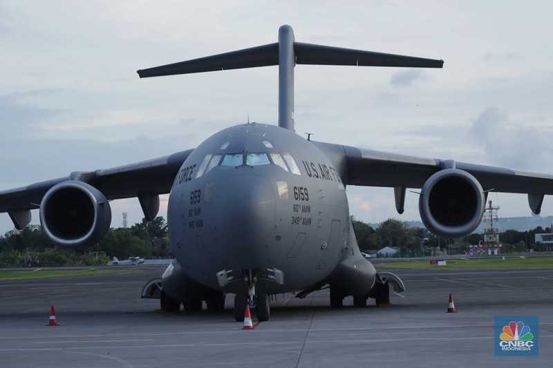 Pesawat angkut militer US Air Force berjenis Boeing C-17 Globemaster III di KTT G20 Bali Pesawat angkut militer US Air Force berjenis Boeing C-17 Globemaster III bernomor registrasi 02-1089 terparkir di Bandar Udara I Gusti Ngurah Rai, Badung, Bali, Kamis (10/11/2022). Kedatangan pesawat tersebut sebagai persiapan AS untuk mengikuti KTT G20 di Bali pada 15-16 November 2022. (CNBC Indonesia/ Tri Susilo)