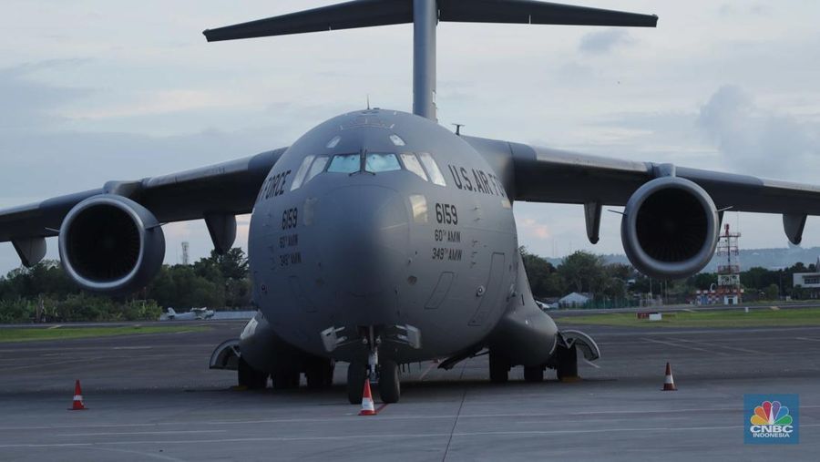 Pesawat angkut militer US Air Force berjenis Boeing C-17 Globemaster III bernomor registrasi 02-1089 terparkir di Bandar Udara I Gusti Ngurah Rai, Badung, Bali, Kamis (10/11/2022). Kedatangan pesawat tersebut sebagai persiapan AS untuk mengikuti KTT G20 di Bali pada 15-16 November 2022. (CNBC Indonesia/ Tri Susilo)