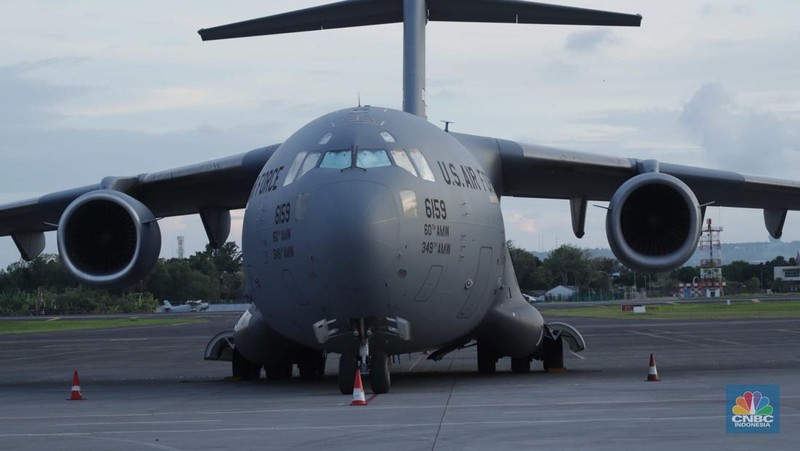 Pesawat angkut militer US Air Force berjenis Boeing C-17 Globemaster III bernomor registrasi 02-1089 terparkir di Bandar Udara I Gusti Ngurah Rai, Badung, Bali, Kamis (10/11/2022). Kedatangan pesawat tersebut sebagai persiapan AS untuk mengikuti KTT G20 di Bali pada 15-16 November 2022. (CNBC Indonesia/ Tri Susilo)