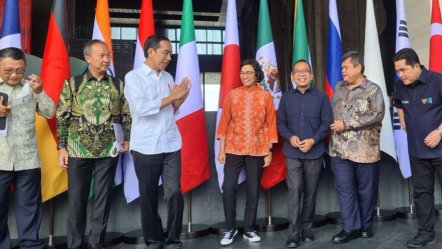 Presiden Joko Widodo (Jokowi) mengadakan rapat terbatas mengenai ekosistem energi gas dan kebijakan harga gas untuk industri dalam negeri disela persiapan KTT G20. (Tangkapan Layar via Instagram @smindrawati)