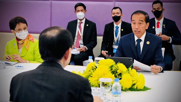 Presiden Joko Widodo melakukan pertemuan bilateral dengan Presiden Asian Development Bank (ADB) Masatsugu Asakawa di Hotel Sokha, Phnom Penh, Kamis, 10 November 2022. (Dok. Laily Rachev - Biro Pers Sekretariat Presiden)