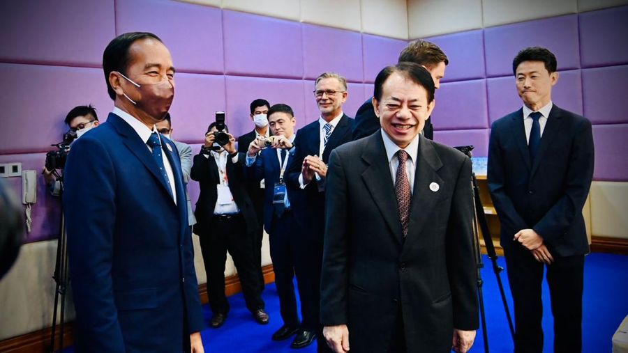 Presiden Joko Widodo melakukan pertemuan bilateral dengan Presiden Asian Development Bank (ADB) Masatsugu Asakawa di Hotel Sokha, Phnom Penh, Kamis, 10 November 2022. (Dok. Laily Rachev - Biro Pers Sekretariat Presiden)