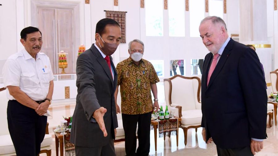 Presiden Joko Widodo melakukan pertemuan dengan Presiden World Water Council (WWC) Loïc Fauchon di Ruang VVIP Bandara I Gusti Ngurah Rai, Provinsi Bali, pada Rabu (9/11/2022).  Loïc berharap agar Presiden Jokowi dapat menyampaikan pesan kepada seluruh anggota G20 mengenai pentingnya posisi air sebagai prioritas utama. (Foto: Muchlis Jr - Biro Pers Sekretariat Presiden)