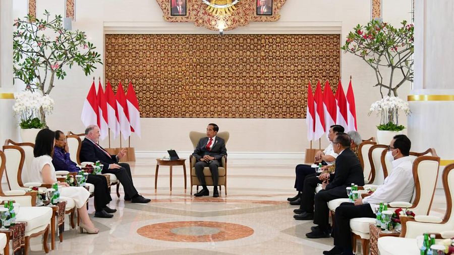 Presiden Joko Widodo melakukan pertemuan dengan Presiden World Water Council (WWC) Loïc Fauchon di Ruang VVIP Bandara I Gusti Ngurah Rai, Provinsi Bali, pada Rabu (9/11/2022).  Loïc berharap agar Presiden Jokowi dapat menyampaikan pesan kepada seluruh anggota G20 mengenai pentingnya posisi air sebagai prioritas utama. (Foto: Muchlis Jr - Biro Pers Sekretariat Presiden)