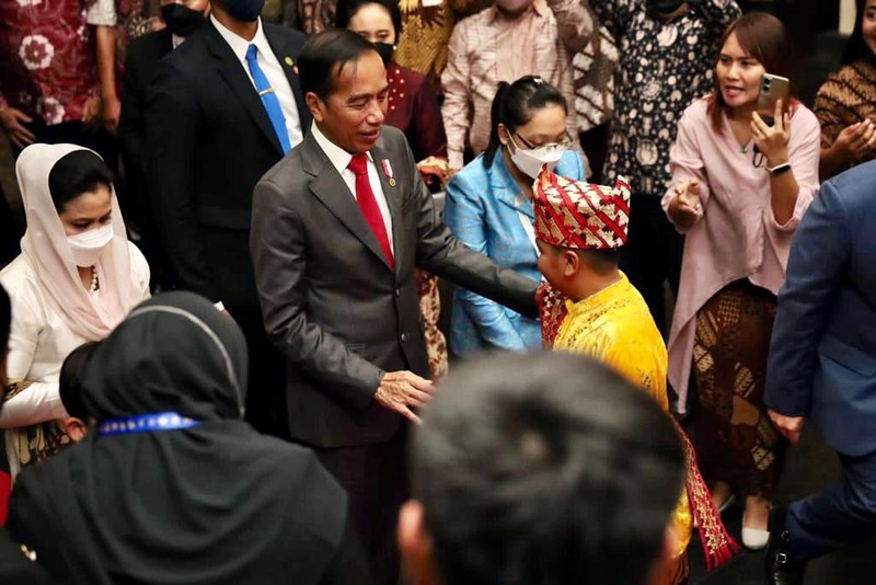 Presiden Jokowi Tiba di Phnom Penh, Kamboja Presiden Joko Widodo (Jokowi) dan Iriana Joko Widodo tiba di Bandara Internasional Phnom Penh, Kamboja, Rabu, (9/11/2022). Kedatangan Presiden Jokowi beserta istri untuk menghadiri Konferensi Tingkat Tinggi (KTT) ke-40 dan ke-41 ASEAN. (Foto: Laily Rachev - Biro Pers Sekretariat Presiden)