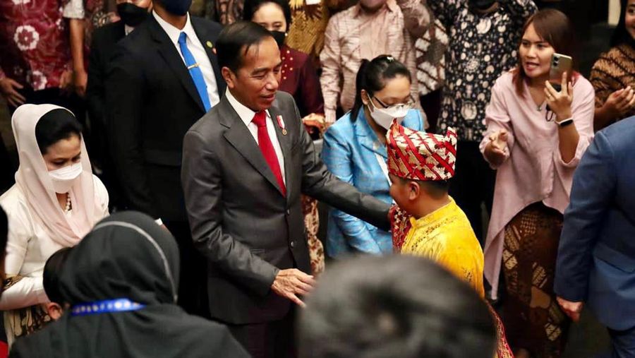 Presiden Joko Widodo (Jokowi) dan Iriana Joko Widodo tiba di Bandara Internasional Phnom Penh, Kamboja, Rabu, (9/11/2022). Kedatangan Presiden Jokowi beserta istri untuk menghadiri Konferensi Tingkat Tinggi (KTT) ke-40 dan ke-41 ASEAN. (Foto: Laily Rachev - Biro Pers Sekretariat Presiden)