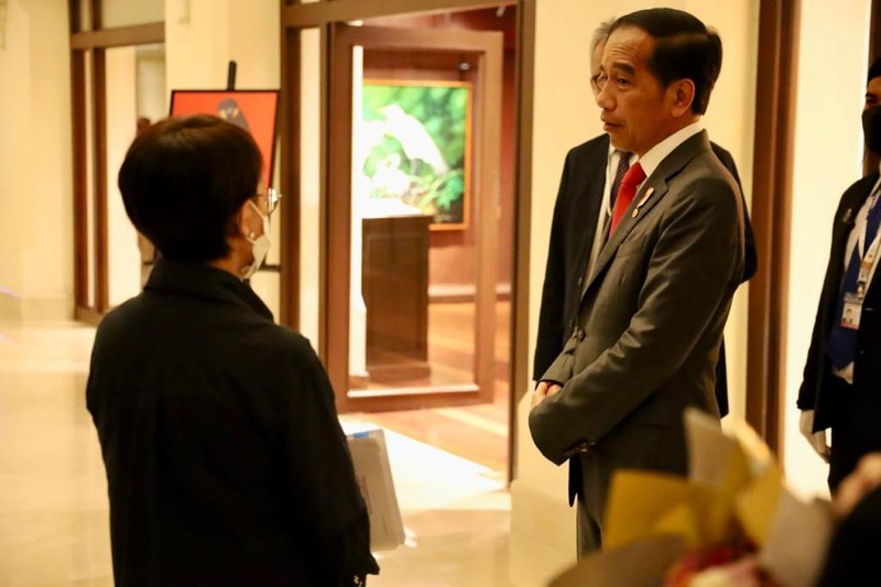 Presiden Joko Widodo (Jokowi) dan Iriana Joko Widodo tiba di Bandara Internasional Phnom Penh, Kamboja, Rabu, (9/11/2022). Kedatangan Presiden Jokowi beserta istri untuk menghadiri Konferensi Tingkat Tinggi (KTT) ke-40 dan ke-41 ASEAN. (Foto: Laily Rachev - Biro Pers Sekretariat Presiden)