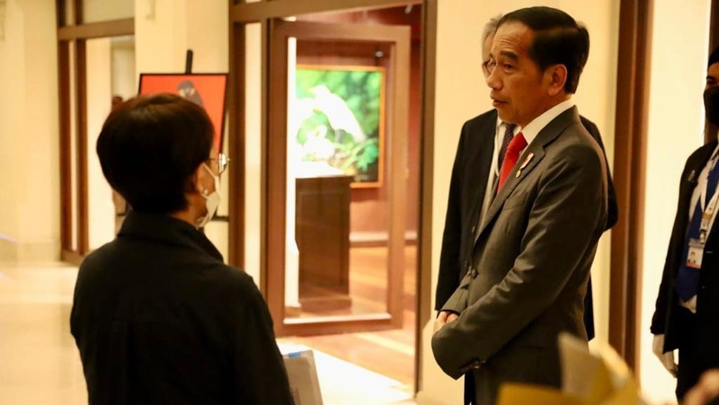 Presiden Joko Widodo (Jokowi) dan Iriana Joko Widodo tiba di Bandara Internasional Phnom Penh, Kamboja, Rabu, (9/11/2022). Kedatangan Presiden Jokowi beserta istri untuk menghadiri Konferensi Tingkat Tinggi (KTT) ke-40 dan ke-41 ASEAN. (Foto: Laily Rachev - Biro Pers Sekretariat Presiden)