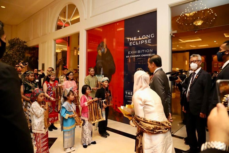 Presiden Jokowi Tiba di Phnom Penh, Kamboja Presiden Joko Widodo (Jokowi) dan Iriana Joko Widodo tiba di Bandara Internasional Phnom Penh, Kamboja, Rabu, (9/11/2022). Kedatangan Presiden Jokowi beserta istri untuk menghadiri Konferensi Tingkat Tinggi (KTT) ke-40 dan ke-41 ASEAN. (Foto: Laily Rachev - Biro Pers Sekretariat Presiden)
