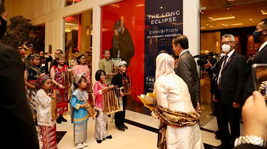 Presiden Joko Widodo (Jokowi) dan Iriana Joko Widodo tiba di Bandara Internasional Phnom Penh, Kamboja, Rabu, (9/11/2022). Kedatangan Presiden Jokowi beserta istri untuk menghadiri Konferensi Tingkat Tinggi (KTT) ke-40 dan ke-41 ASEAN. (Foto: Laily Rachev - Biro Pers Sekretariat Presiden)