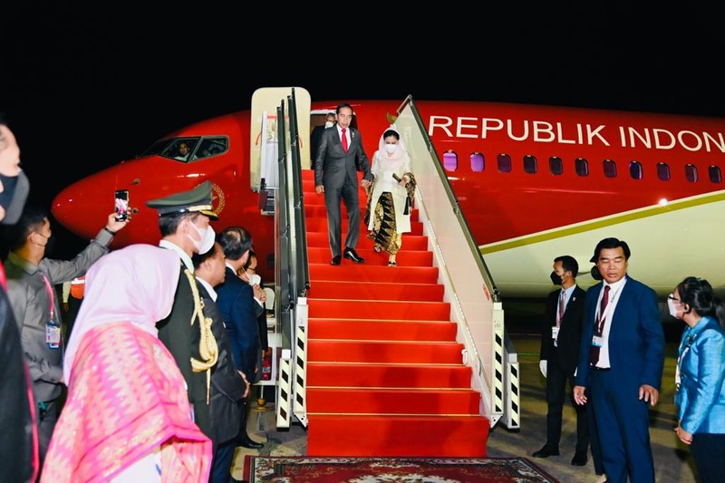 Presiden Joko Widodo (Jokowi) dan Iriana Joko Widodo tiba di Bandara Internasional Phnom Penh, Kamboja, Rabu, (9/11/2022). Kedatangan Presiden Jokowi beserta istri untuk menghadiri Konferensi Tingkat Tinggi (KTT) ke-40 dan ke-41 ASEAN. (Foto: Laily Rachev - Biro Pers Sekretariat Presiden)
