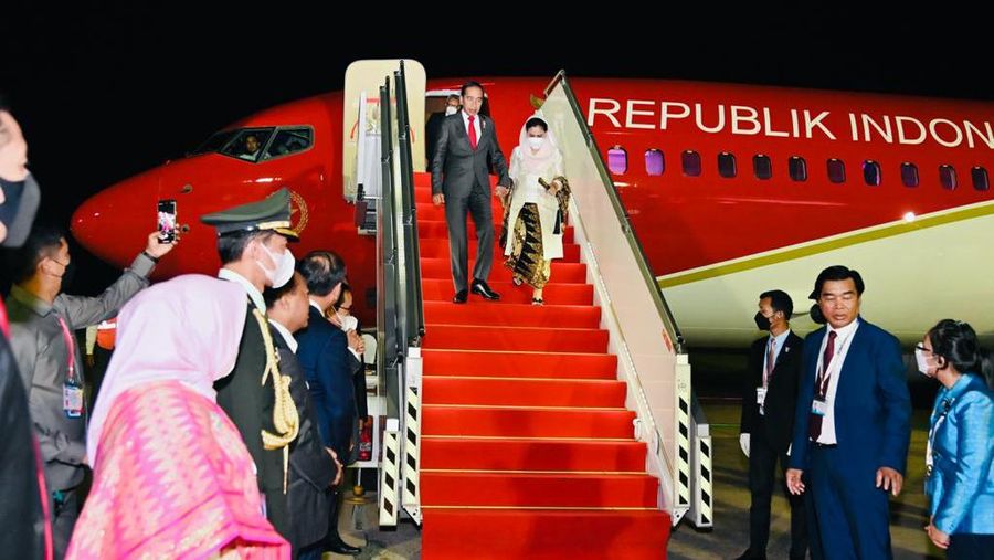 Presiden Joko Widodo (Jokowi) dan Iriana Joko Widodo tiba di Bandara Internasional Phnom Penh, Kamboja, Rabu, (9/11/2022). Kedatangan Presiden Jokowi beserta istri untuk menghadiri Konferensi Tingkat Tinggi (KTT) ke-40 dan ke-41 ASEAN. (Foto: Laily Rachev - Biro Pers Sekretariat Presiden)