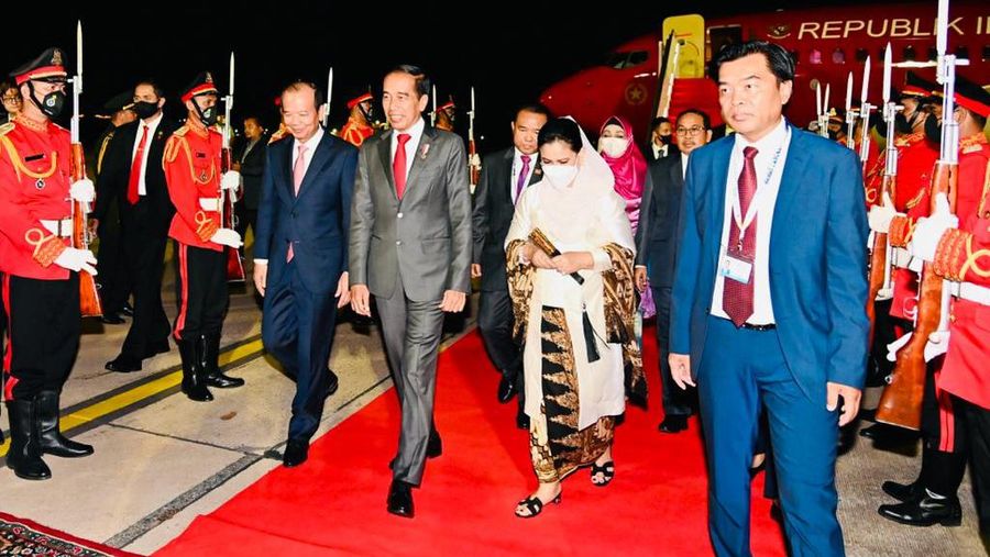 Presiden Joko Widodo (Jokowi) dan Iriana Joko Widodo tiba di Bandara Internasional Phnom Penh, Kamboja, Rabu, (9/11/2022). Kedatangan Presiden Jokowi beserta istri untuk menghadiri Konferensi Tingkat Tinggi (KTT) ke-40 dan ke-41 ASEAN. (Foto: Laily Rachev - Biro Pers Sekretariat Presiden)