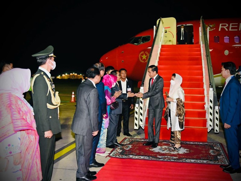 Presiden Joko Widodo (Jokowi) dan Iriana Joko Widodo tiba di Bandara Internasional Phnom Penh, Kamboja, Rabu, (9/11/2022). Kedatangan Presiden Jokowi beserta istri untuk menghadiri Konferensi Tingkat Tinggi (KTT) ke-40 dan ke-41 ASEAN. (Foto: Laily Rachev - Biro Pers Sekretariat Presiden)