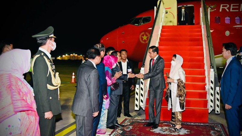 Presiden Joko Widodo (Jokowi) dan Iriana Joko Widodo tiba di Bandara Internasional Phnom Penh, Kamboja, Rabu, (9/11/2022). Kedatangan Presiden Jokowi beserta istri untuk menghadiri Konferensi Tingkat Tinggi (KTT) ke-40 dan ke-41 ASEAN. (Foto: Laily Rachev - Biro Pers Sekretariat Presiden)