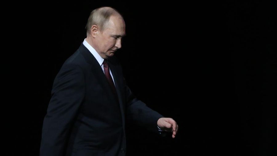 MOSCOW, RUSSIA - NOVEMBER 9: (RUSSIA OUT) Presiden Rusia Vladimir Putin terlihat selama upacara penghargaan menandai peringatan 75 tahun Badan Medis-Biologis Federal Rusia (FMBA) di Istana Negara Kremlin, 9 November 2022, di Moskow, Rusia. Presiden Putin diperkirakan akan melewatkan KTT Pemimpin G20 dan KTT APEC November ini. (Kontributor/Getty Images)