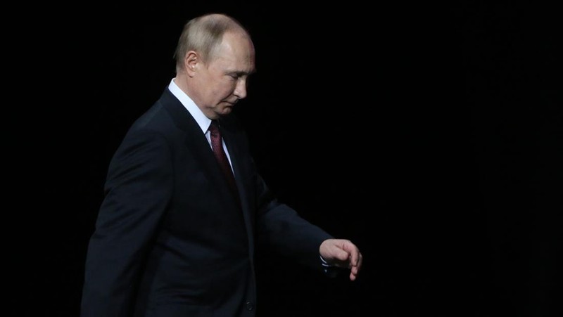MOSCOW, RUSSIA - NOVEMBER 9: (RUSSIA OUT) Presiden Rusia Vladimir Putin terlihat selama upacara penghargaan menandai peringatan 75 tahun Badan Medis-Biologis Federal Rusia (FMBA) di Istana Negara Kremlin, 9 November 2022, di Moskow, Rusia. Presiden Putin diperkirakan akan melewatkan KTT Pemimpin G20 dan KTT APEC November ini. (Kontributor/Getty Images)