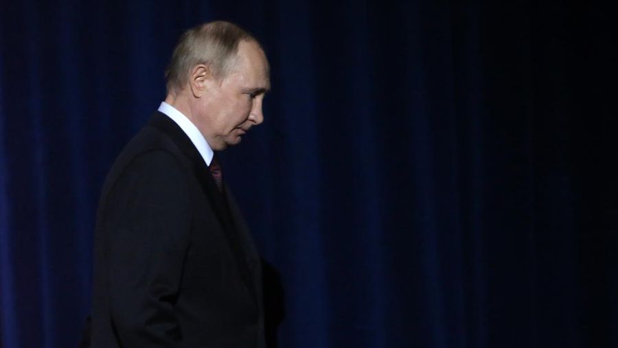 Presiden Rusia Vladimir Putin terlihat selama upacara penghargaan menandai peringatan 75 tahun Badan Medis-Biologis Federal Rusia (FMBA) di Istana Negara Kremlin, 9 November 2022, di Moskow, Rusia. Presiden Putin diperkirakan akan melewatkan KTT Pemimpin G20 dan KTT APEC November ini. (Kontributor/Getty Images)