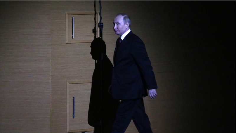 MOSCOW, RUSSIA - NOVEMBER 9: (RUSSIA OUT) Presiden Rusia Vladimir Putin terlihat selama upacara penghargaan menandai peringatan 75 tahun Badan Medis-Biologis Federal Rusia (FMBA) di Istana Negara Kremlin, 9 November 2022, di Moskow, Rusia. Presiden Putin diperkirakan akan melewatkan KTT Pemimpin G20 dan KTT APEC November ini. (Kontributor/Getty Images)