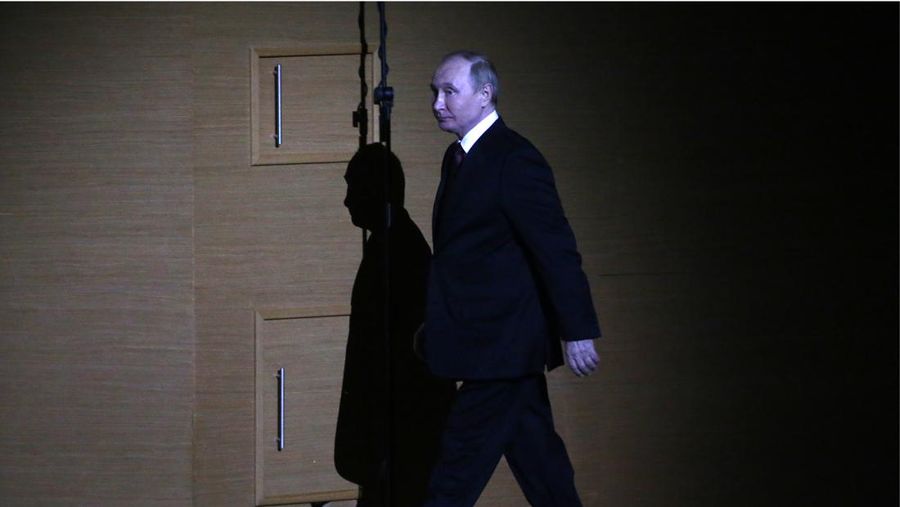 Presiden Rusia Vladimir Putin terlihat selama upacara penghargaan menandai peringatan 75 tahun Badan Medis-Biologis Federal Rusia (FMBA) di Istana Negara Kremlin, 9 November 2022, di Moskow, Rusia. Presiden Putin diperkirakan akan melewatkan KTT Pemimpin G20 dan KTT APEC November ini. (Kontributor/Getty Images)