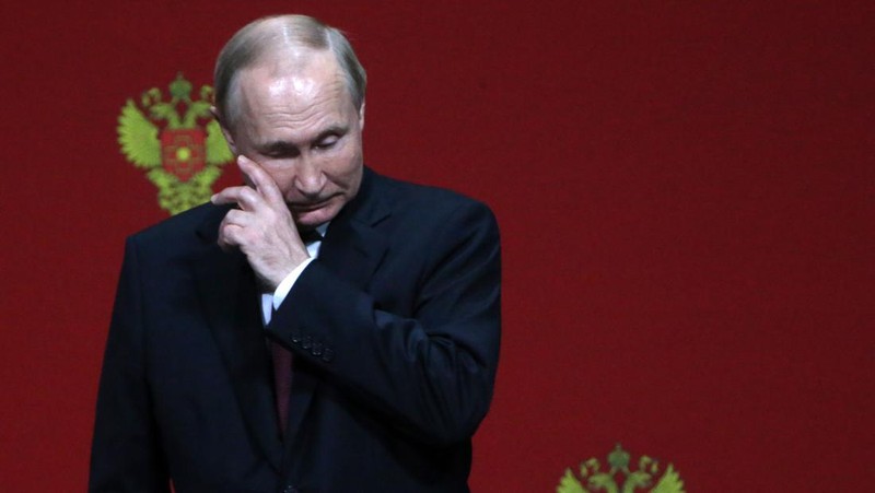 MOSCOW, RUSSIA - NOVEMBER 9: (RUSSIA OUT) Presiden Rusia Vladimir Putin terlihat selama upacara penghargaan menandai peringatan 75 tahun Badan Medis-Biologis Federal Rusia (FMBA) di Istana Negara Kremlin, 9 November 2022, di Moskow, Rusia. Presiden Putin diperkirakan akan melewatkan KTT Pemimpin G20 dan KTT APEC November ini. (Kontributor/Getty Images)
