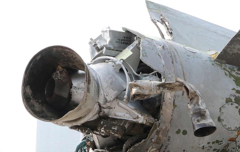 Puing rudal SA-5 jenis permukaan ke udara era Uni Soviet Milik Korea Utara yang ditemukan oleh korea selatan Puing-puing rudal Korea Utara yang diselamatkan dari perairan Korea Selatan yang diidentifikasi sebagai bagian dari rudal SA-5 jenis permukaan ke udara era Uni Soviet terlihat di Kementerian Pertahanan di Seoul, Korea Selatan, Rabu (9/11/2022). Menurut Menteri Pertahanan Jepang Yasukazu Hamada kepada wartawan, rudal itu terbang ke ketinggian hingga 50 km (31,07 mil), dan mencakup jangkauan 250 km. (Yonhap via REUTERS)