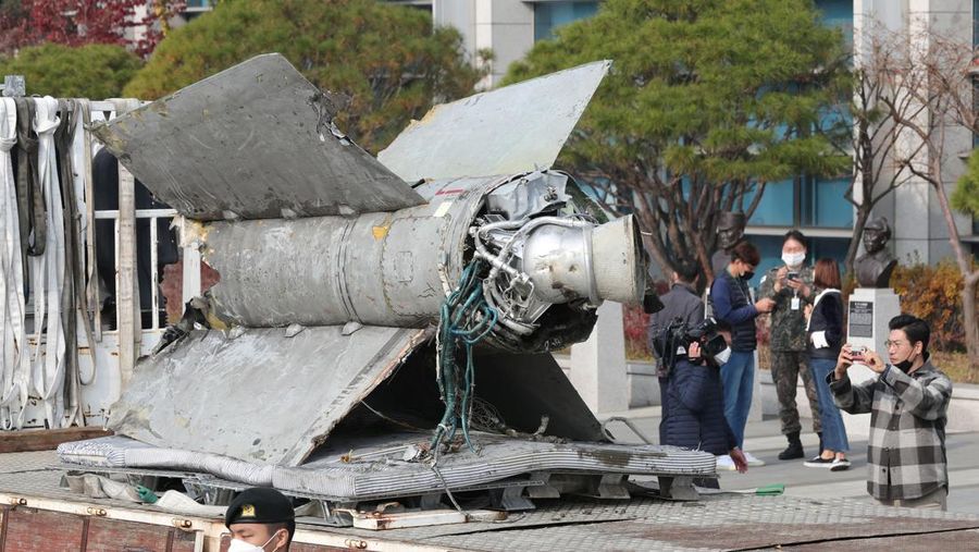 Puing-puing rudal Korea Utara yang diselamatkan dari perairan Korea Selatan yang diidentifikasi sebagai bagian dari rudal SA-5 jenis permukaan ke udara era Uni Soviet terlihat di Kementerian Pertahanan di Seoul, Korea Selatan, Rabu (9/11/2022). Menurut Menteri Pertahanan Jepang Yasukazu Hamada kepada wartawan, rudal itu terbang ke ketinggian hingga 50 km (31,07 mil), dan mencakup jangkauan 250 km. (Yonhap via REUTERS)