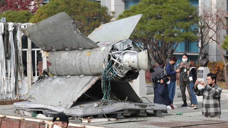 Puing-puing rudal Korea Utara yang diselamatkan dari perairan Korea Selatan yang diidentifikasi sebagai bagian dari rudal SA-5 jenis permukaan ke udara era Uni Soviet terlihat di Kementerian Pertahanan di Seoul, Korea Selatan, Rabu (9/11/2022). Menurut Menteri Pertahanan Jepang Yasukazu Hamada kepada wartawan, rudal itu terbang ke ketinggian hingga 50 km (31,07 mil), dan mencakup jangkauan 250 km. (Yonhap via REUTERS)