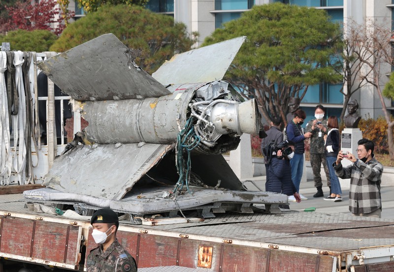 Puing rudal SA-5 jenis permukaan ke udara era Uni Soviet Milik Korea Utara yang ditemukan oleh korea selatan Puing-puing rudal Korea Utara yang diselamatkan dari perairan Korea Selatan yang diidentifikasi sebagai bagian dari rudal SA-5 jenis permukaan ke udara era Uni Soviet terlihat di Kementerian Pertahanan di Seoul, Korea Selatan, Rabu (9/11/2022). Menurut Menteri Pertahanan Jepang Yasukazu Hamada kepada wartawan, rudal itu terbang ke ketinggian hingga 50 km (31,07 mil), dan mencakup jangkauan 250 km. (Yonhap via REUTERS)