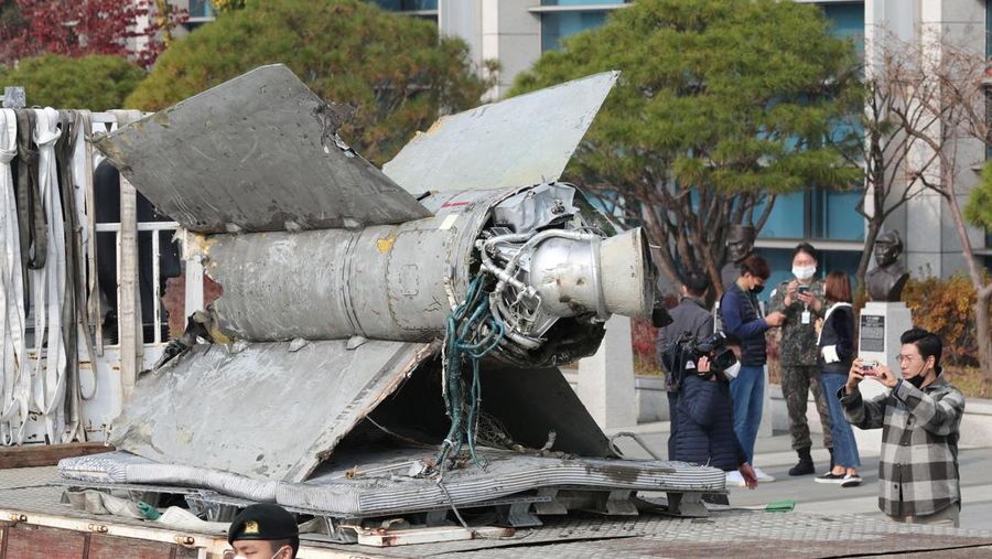 Puing-puing rudal Korea Utara yang diselamatkan dari perairan Korea Selatan yang diidentifikasi sebagai bagian dari rudal SA-5 jenis permukaan ke udara era Uni Soviet terlihat di Kementerian Pertahanan di Seoul, Korea Selatan, Rabu (9/11/2022). Menurut Menteri Pertahanan Jepang Yasukazu Hamada kepada wartawan, rudal itu terbang ke ketinggian hingga 50 km (31,07 mil), dan mencakup jangkauan 250 km. (Yonhap via REUTERS)