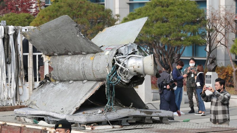 Puing-puing rudal Korea Utara yang diselamatkan dari perairan Korea Selatan yang diidentifikasi sebagai bagian dari rudal SA-5 jenis permukaan ke udara era Uni Soviet terlihat di Kementerian Pertahanan di Seoul, Korea Selatan, Rabu (9/11/2022). Menurut Menteri Pertahanan Jepang Yasukazu Hamada kepada wartawan, rudal itu terbang ke ketinggian hingga 50 km (31,07 mil), dan mencakup jangkauan 250 km. (Yonhap via REUTERS)