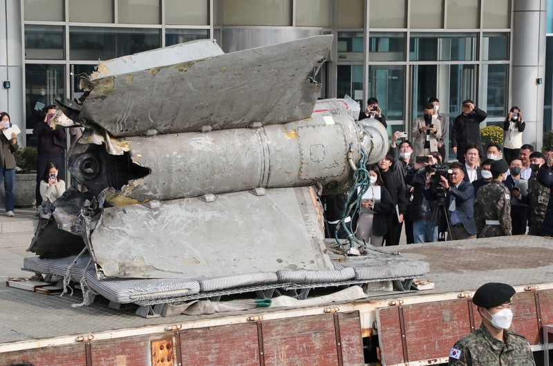 Puing-puing rudal Korea Utara yang diselamatkan dari perairan Korea Selatan yang diidentifikasi sebagai bagian dari rudal SA-5 jenis permukaan ke udara era Uni Soviet terlihat di Kementerian Pertahanan di Seoul, Korea Selatan, Rabu (9/11/2022). Menurut Menteri Pertahanan Jepang Yasukazu Hamada kepada wartawan, rudal itu terbang ke ketinggian hingga 50 km (31,07 mil), dan mencakup jangkauan 250 km. (Yonhap via REUTERS)