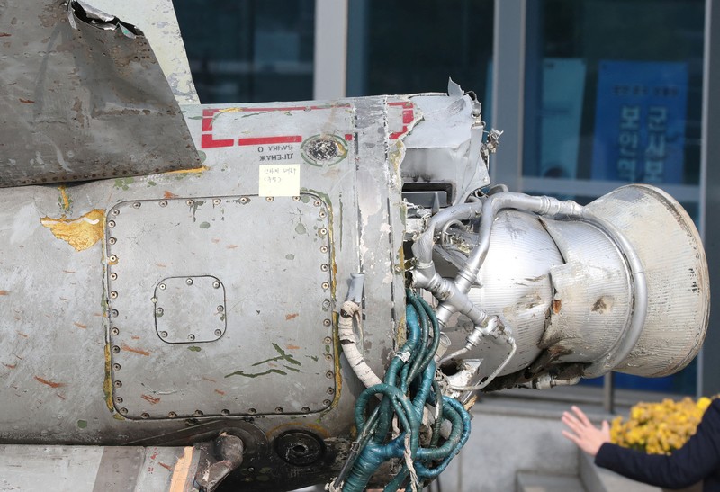 Puing rudal SA-5 jenis permukaan ke udara era Uni Soviet Milik Korea Utara yang ditemukan oleh korea selatan Puing-puing rudal Korea Utara yang diselamatkan dari perairan Korea Selatan yang diidentifikasi sebagai bagian dari rudal SA-5 jenis permukaan ke udara era Uni Soviet terlihat di Kementerian Pertahanan di Seoul, Korea Selatan, Rabu (9/11/2022). Menurut Menteri Pertahanan Jepang Yasukazu Hamada kepada wartawan, rudal itu terbang ke ketinggian hingga 50 km (31,07 mil), dan mencakup jangkauan 250 km. (Yonhap via REUTERS)