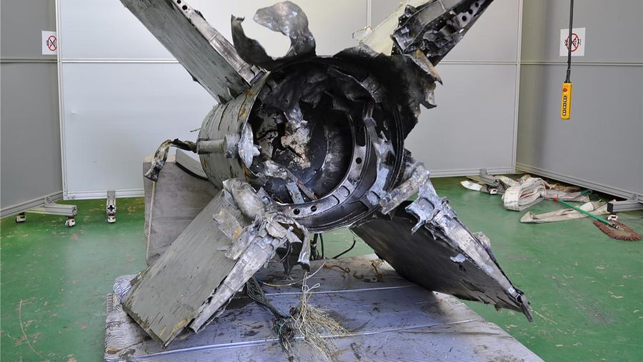 Puing-puing rudal Korea Utara yang diselamatkan dari perairan Korea Selatan yang diidentifikasi sebagai bagian dari rudal SA-5 jenis permukaan ke udara era Uni Soviet terlihat di Kementerian Pertahanan di Seoul, Korea Selatan, Rabu (9/11/2022). Menurut Menteri Pertahanan Jepang Yasukazu Hamada kepada wartawan, rudal itu terbang ke ketinggian hingga 50 km (31,07 mil), dan mencakup jangkauan 250 km. (Yonhap via REUTERS)