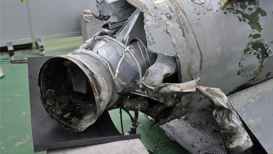 Puing-puing rudal Korea Utara yang diselamatkan dari perairan Korea Selatan yang diidentifikasi sebagai bagian dari rudal SA-5 jenis permukaan ke udara era Uni Soviet terlihat di Kementerian Pertahanan di Seoul, Korea Selatan, Rabu (9/11/2022). Menurut Menteri Pertahanan Jepang Yasukazu Hamada kepada wartawan, rudal itu terbang ke ketinggian hingga 50 km (31,07 mil), dan mencakup jangkauan 250 km. (Yonhap via REUTERS)