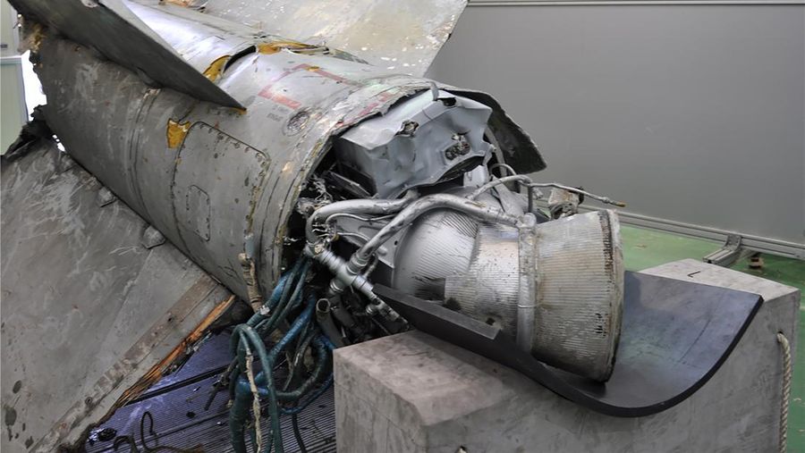 Puing-puing yang diambil dari sebuah rudal di Laut Timur Korea Selatan yang diidentifikasi sebagai bagian dari rudal SA-5 jenis permukaan ke udara era Uni Soviet milik Korea Utara terlihat di Kementerian Pertahanan di Seoul, Korea Selatan, Rabu (9/11/2022). Menurut Menteri Pertahanan Jepang Yasukazu Hamada kepada wartawan, rudal itu terbang ke ketinggian hingga 50 km (31,07 mil), dan mencakup jangkauan 250 km. (South Korean Defense Ministry via AP)