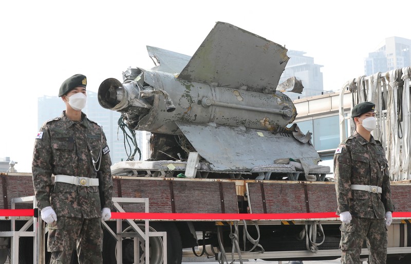 Puing rudal SA-5 jenis permukaan ke udara era Uni Soviet Milik Korea Utara yang ditemukan oleh korea selatan Puing-puing rudal Korea Utara yang diselamatkan dari perairan Korea Selatan yang diidentifikasi sebagai bagian dari rudal SA-5 jenis permukaan ke udara era Uni Soviet terlihat di Kementerian Pertahanan di Seoul, Korea Selatan, Rabu (9/11/2022). Menurut Menteri Pertahanan Jepang Yasukazu Hamada kepada wartawan, rudal itu terbang ke ketinggian hingga 50 km (31,07 mil), dan mencakup jangkauan 250 km. (Yonhap via REUTERS)