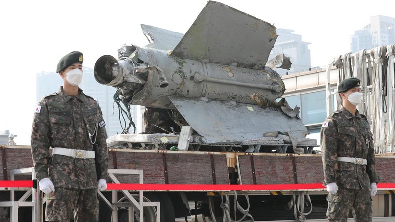Puing-puing rudal Korea Utara yang diselamatkan dari perairan Korea Selatan yang diidentifikasi sebagai bagian dari rudal SA-5 jenis permukaan ke udara era Uni Soviet terlihat di Kementerian Pertahanan di Seoul, Korea Selatan, Rabu (9/11/2022). Menurut Menteri Pertahanan Jepang Yasukazu Hamada kepada wartawan, rudal itu terbang ke ketinggian hingga 50 km (31,07 mil), dan mencakup jangkauan 250 km. (Yonhap via REUTERS)