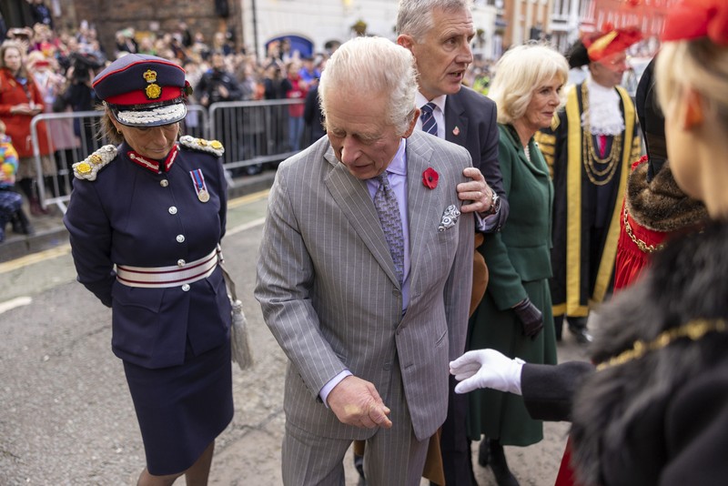 Raja Inggris Charles III dan Camilla dilempar telur Raja Inggris Charles III bereaksi setelah telur dilemparkan ke arahnya ketika ia tiba untuk upacara tradisional di Micklegate Bar, York, Inggris, Rabu (9/11/2022). Sebanyak empat telur dilemparkan ke arah Raja Charles dan Camilla saat mereka tiba. (James Glossop/Pool Photo via AP)
